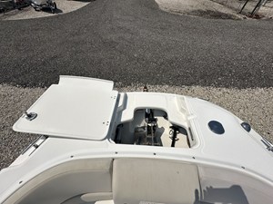 2013 Boston Whaler 230 VANTAGE 23