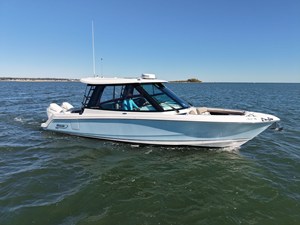 Boston Whaler 330 Vantage 3 2025 Boston Whaler 330 Vantage 4