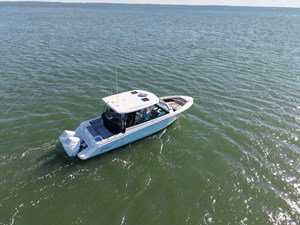 Boston Whaler 330 Vantage 5 2025 Boston Whaler 330 Vantage 6
