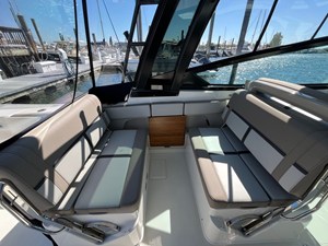 Boston Whaler 330 Vantage 14 2025 Boston Whaler 330 Vantage 15