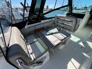 Boston Whaler 330 Vantage 16 2025 Boston Whaler 330 Vantage 17