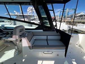 Boston Whaler 330 Vantage 18 2025 Boston Whaler 330 Vantage 19