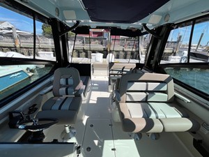 Boston Whaler 330 Vantage 20 2025 Boston Whaler 330 Vantage 21