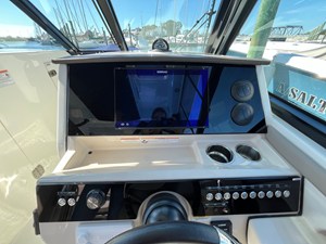 Boston Whaler 330 Vantage 23 2025 Boston Whaler 330 Vantage 24