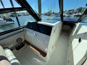 Boston Whaler 330 Vantage 24 2025 Boston Whaler 330 Vantage 25