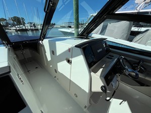 Boston Whaler 330 Vantage 27 2025 Boston Whaler 330 Vantage 28