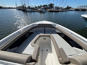 Boston Whaler 330 Vantage 31 2025 Boston Whaler 330 Vantage 32