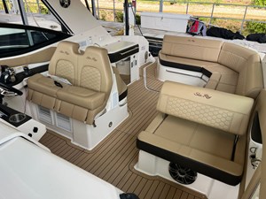Sea Ray 320 SUNDANCER 8 2020 Sea Ray 320 SUNDANCER 9