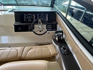 Sea Ray 320 SUNDANCER 10 2020 Sea Ray 320 SUNDANCER 11