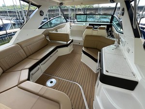 Sea Ray 320 SUNDANCER 29 2020 Sea Ray 320 SUNDANCER 30