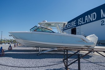 Boston Whaler VANTAGE 320 0 2025 Boston Whaler VANTAGE 320 1