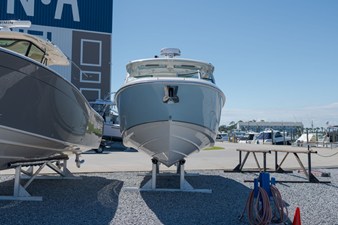 Boston Whaler VANTAGE 320 1 2025 Boston Whaler VANTAGE 320 2