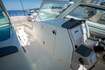 Boston Whaler VANTAGE 320 9 2025 Boston Whaler VANTAGE 320 10