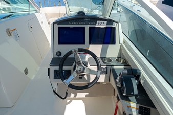 Boston Whaler VANTAGE 320 11 2025 Boston Whaler VANTAGE 320 12