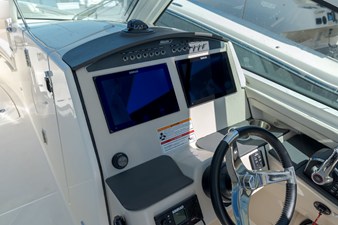 Boston Whaler VANTAGE 320 12 2025 Boston Whaler VANTAGE 320 13
