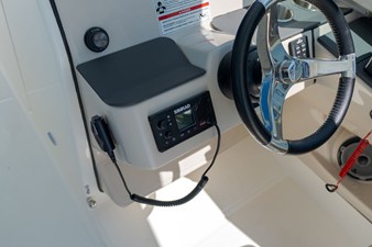 Boston Whaler VANTAGE 320 13 2025 Boston Whaler VANTAGE 320 14
