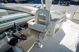 Boston Whaler VANTAGE 320 17 2025 Boston Whaler VANTAGE 320 18