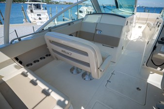 Boston Whaler VANTAGE 320 20 2025 Boston Whaler VANTAGE 320 21