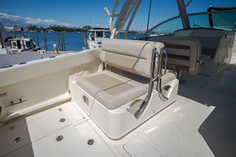 Boston Whaler VANTAGE 320 23 2025 Boston Whaler VANTAGE 320 24