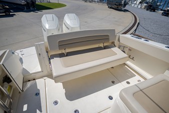 Boston Whaler VANTAGE 320 25 2025 Boston Whaler VANTAGE 320 26
