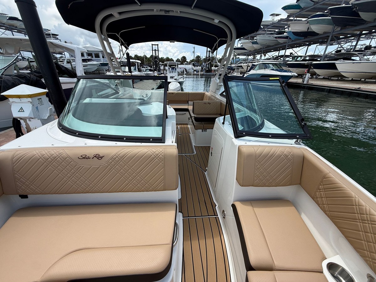 2026 Sea Ray SDX 250 Outboard 11