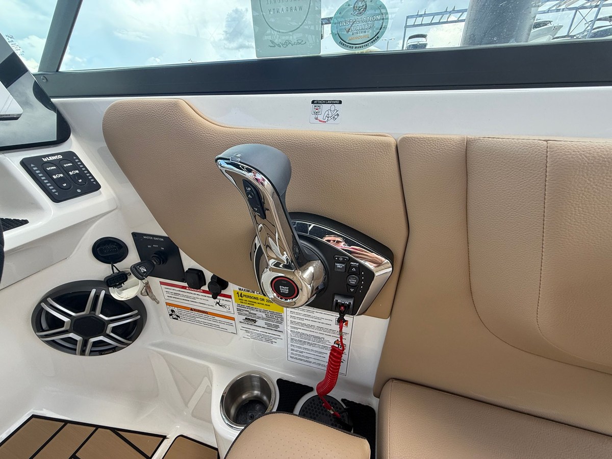 2026 Sea Ray SDX 250 Outboard 16