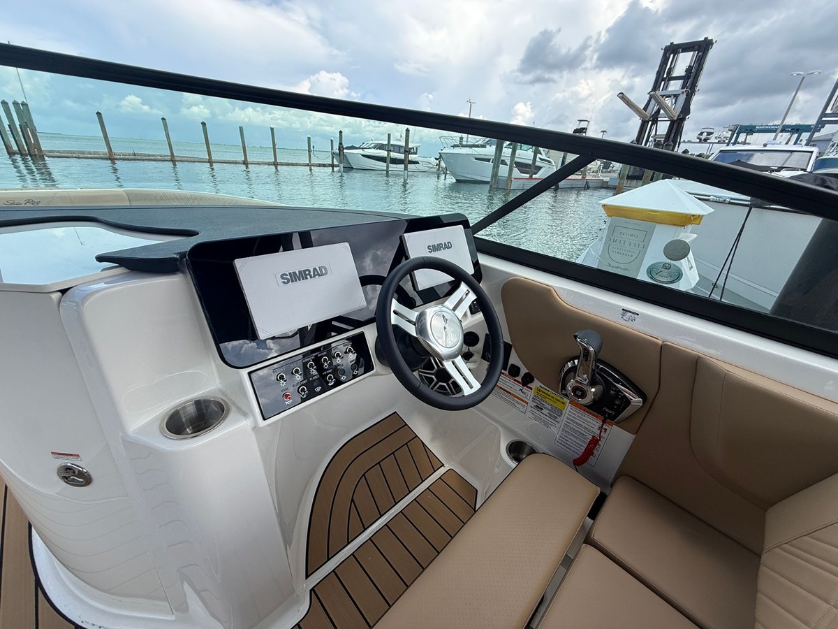 2026 Sea Ray SDX 250 Outboard 17