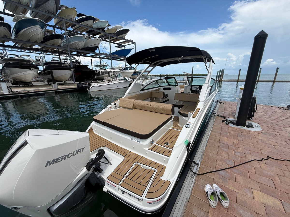 2026 Sea Ray SDX 250 Outboard 27