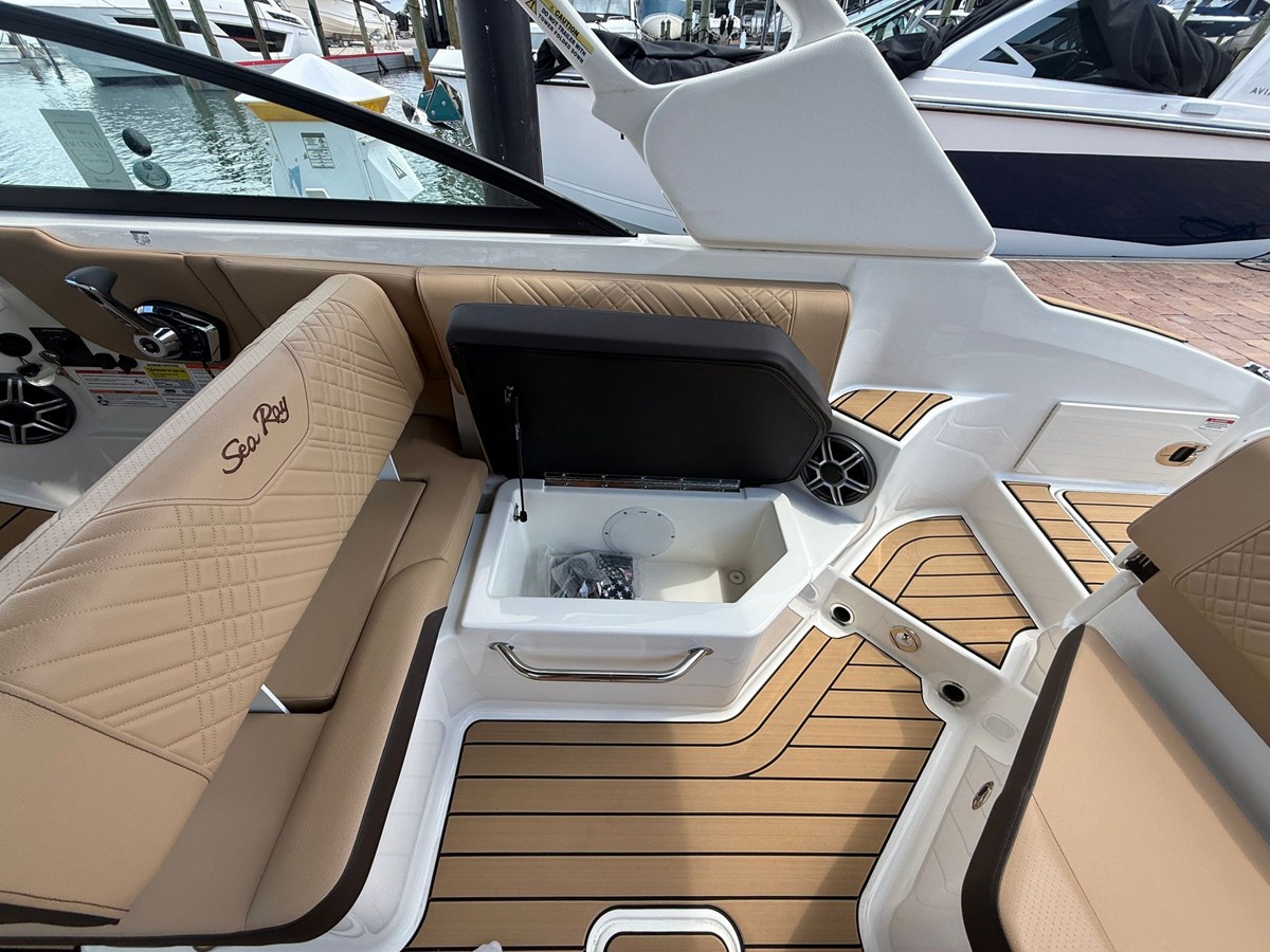 2026 Sea Ray SDX 250 Outboard 28