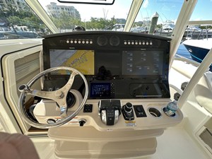 Boston Whaler 420 OUTRAGE 16 2020 Boston Whaler 420 OUTRAGE 17
