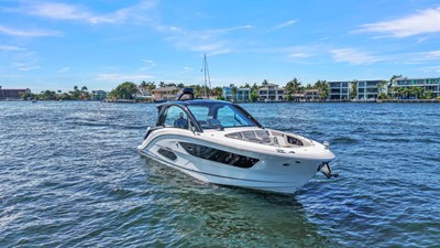 Sea Ray Sundancer 370 Outboard 0 2026 Sea Ray Sundancer 370 Outboard 1