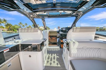 Sea Ray Sundancer 370 Outboard 9 2026 Sea Ray Sundancer 370 Outboard 10