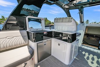 Sea Ray Sundancer 370 Outboard 13 2026 Sea Ray Sundancer 370 Outboard 14