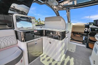 Sea Ray Sundancer 370 Outboard 15 2026 Sea Ray Sundancer 370 Outboard 16