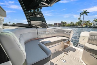 Sea Ray Sundancer 370 Outboard 16 2026 Sea Ray Sundancer 370 Outboard 17