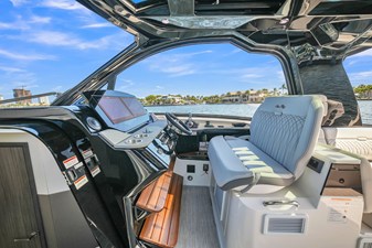 Sea Ray Sundancer 370 Outboard 18 2026 Sea Ray Sundancer 370 Outboard 19
