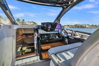 Sea Ray Sundancer 370 Outboard 20 2026 Sea Ray Sundancer 370 Outboard 21