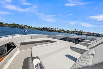 Sea Ray Sundancer 370 Outboard 40 2026 Sea Ray Sundancer 370 Outboard 41
