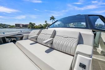 Sea Ray Sundancer 370 Outboard 41 2026 Sea Ray Sundancer 370 Outboard 42