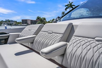 Sea Ray Sundancer 370 Outboard 43 2026 Sea Ray Sundancer 370 Outboard 44
