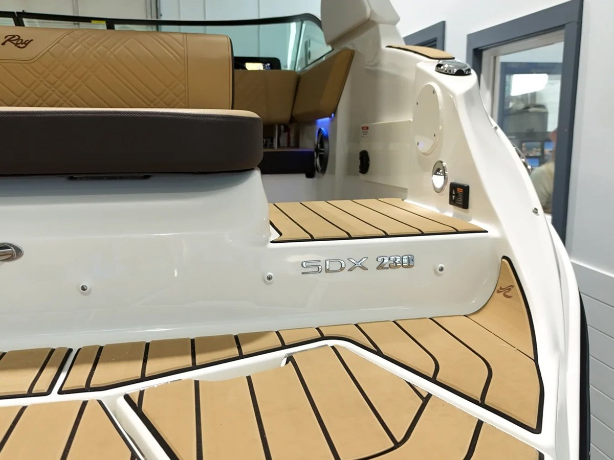 2026 Sea Ray SDX 230 9