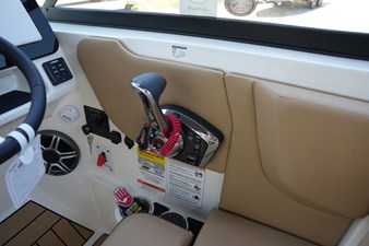 2026 Sea Ray SDX 230 18