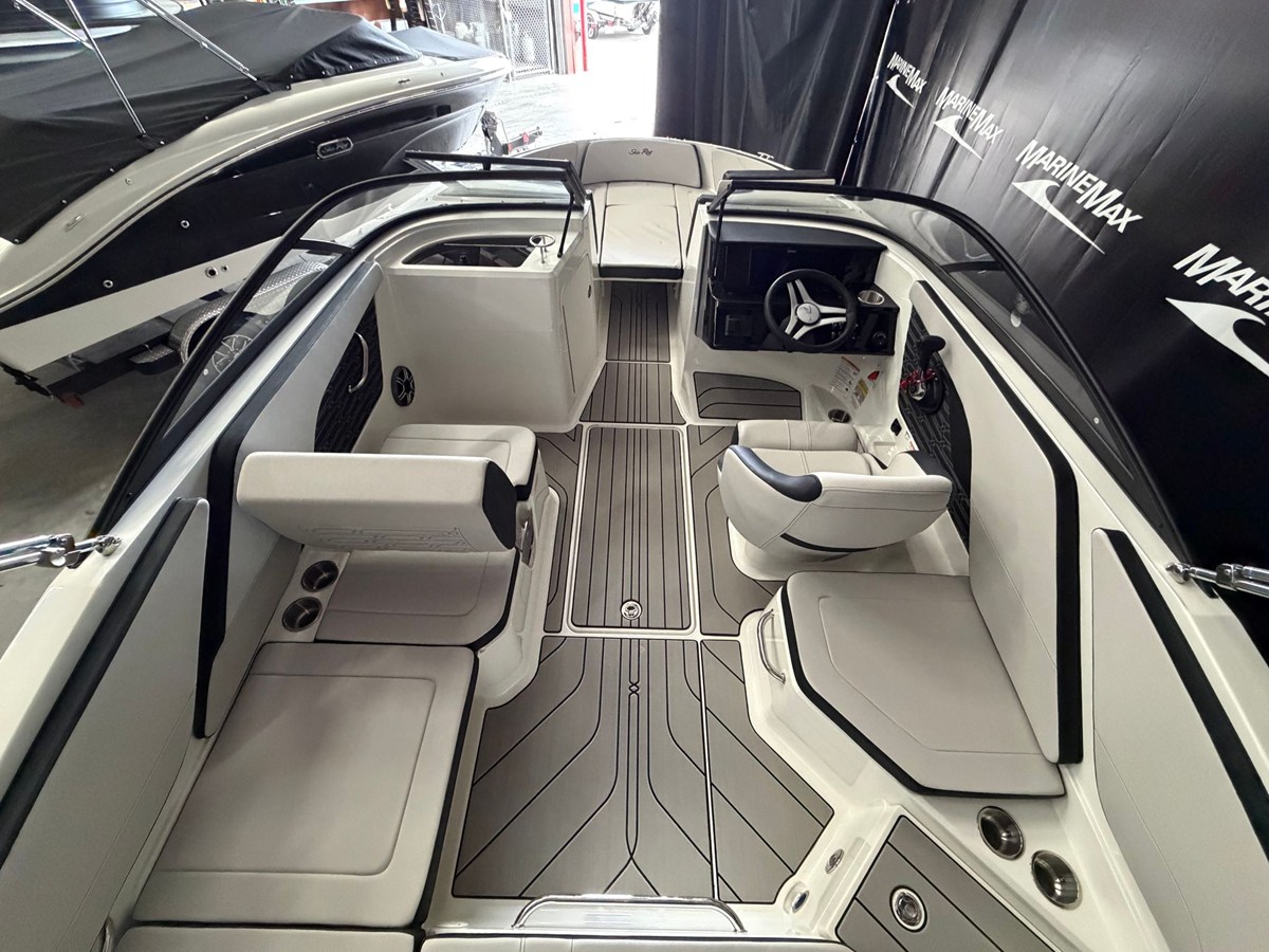 2026 Sea Ray SPX 210 14