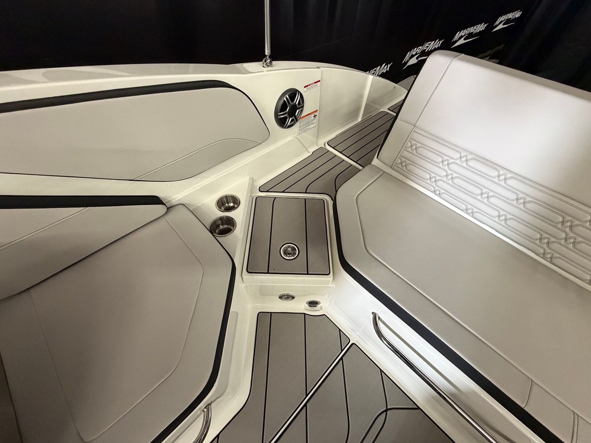 2026 Sea Ray SPX 210 17