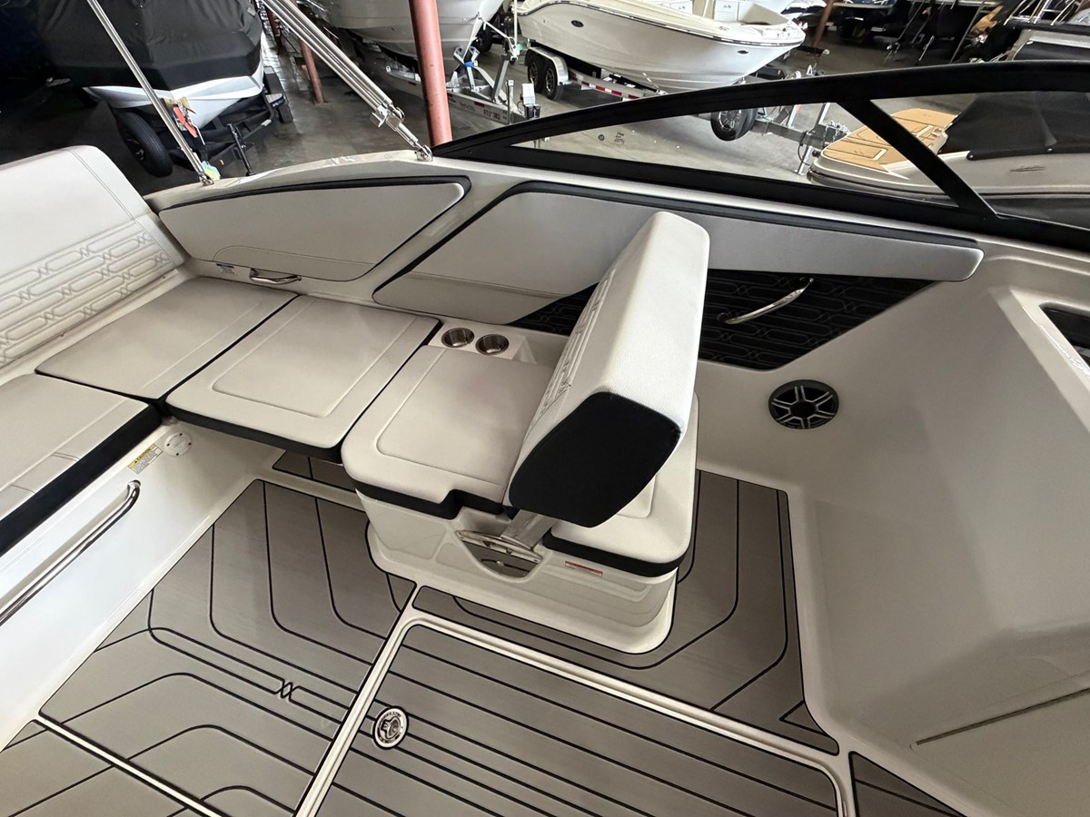 2026 Sea Ray SPX 210 25