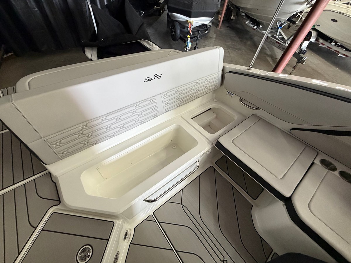 2026 Sea Ray SPX 210 26