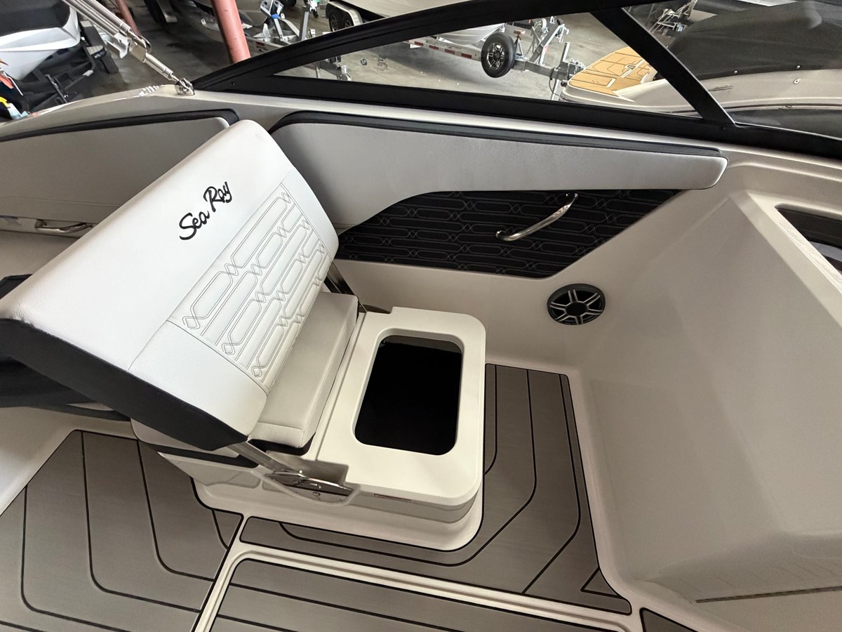 2026 Sea Ray SPX 210 30
