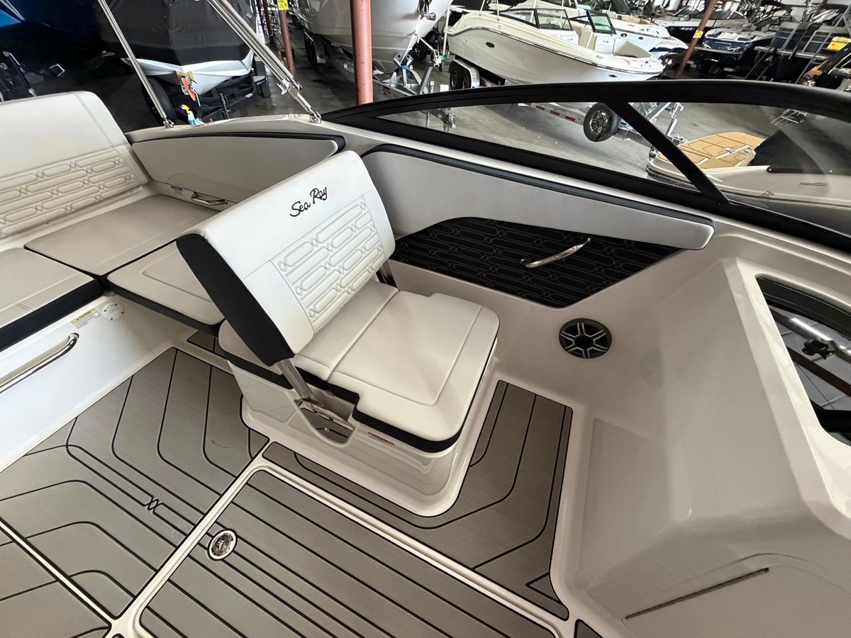2026 Sea Ray SPX 210 31