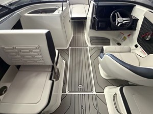 2026 Sea Ray SPX 210 34