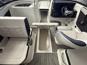 2026 Sea Ray SPX 210 35